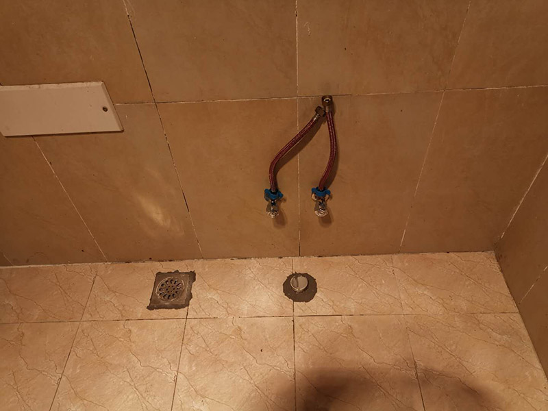 暗水管漏水維修：首先發(fā)現(xiàn)家里出現(xiàn)墻體里水管漏水的情況，時(shí)間是找到家里進(jìn)水的閥門，將閥門關(guān)閉斷開供水源頭，以防繼續(xù)漏水。暗水管漏水要找到漏水點(diǎn)并不是一件容易的事。由于是墻體里水管漏水，有時(shí)候墻面基層或者貼有瓷磚的墻面防水性，暗水管漏水可能會(huì)隨著管壁洇到其他地方，所以有時(shí)候我們看到的墻面被的地方，并不一定就是暗水管漏水的地方。 然后正式開始暗水管漏水的打壓工作，搖動(dòng)測(cè)壓桿，直到壓力表的指針指向0.9-1.0之間停止，一般是打6個(gè)壓左右就。穩(wěn)定半小時(shí)左右查看壓力值，如果壓力值的或降幅不超過0.5個(gè)壓，就沒漏水。如果有，壓力就會(huì)下降很多。