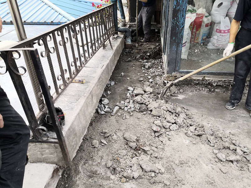 露臺陽臺地面防水改造：首先為陽臺封裝防水，由于是防水工作的第一道防線，因此是千萬不可馬虎的，在做陽臺封裝時，在選材方面就需要選擇防水防潮的材料，在施工過程中應(yīng)注意做好密閉，若沒有做好封裝的話，陽臺的防水將會大打折扣。 陽臺地面防水的做法與衛(wèi)生間做防水的做法差不多，都是從找平基層開始，再到涂上防水層、鋪上防水材料，最后對地面進(jìn)行檢驗(yàn)，鋪設(shè)地面等。這里需要注意的是，陽臺的防水層完成之后一定要與室內(nèi)地面具有一定的高度差，最好低于室內(nèi)地面2-3cm的高度。 最后需要對陽臺進(jìn)行排水工程工作，在安裝陽臺排水管道時不要有太多的彎道，否則容易導(dǎo)致排水不便，地漏一定要順暢。