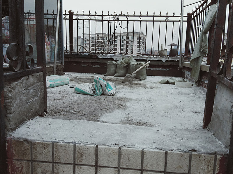 露臺陽臺地面防水改造：首先為陽臺封裝防水，由于是防水工作的第一道防線，因此是千萬不可馬虎的，在做陽臺封裝時，在選材方面就需要選擇防水防潮的材料，在施工過程中應(yīng)注意做好密閉，若沒有做好封裝的話，陽臺的防水將會大打折扣。 陽臺地面防水的做法與衛(wèi)生間做防水的做法差不多，都是從找平基層開始，再到涂上防水層、鋪上防水材料，最后對地面進(jìn)行檢驗(yàn)，鋪設(shè)地面等。這里需要注意的是，陽臺的防水層完成之后一定要與室內(nèi)地面具有一定的高度差，最好低于室內(nèi)地面2-3cm的高度。 最后需要對陽臺進(jìn)行排水工程工作，在安裝陽臺排水管道時不要有太多的彎道，否則容易導(dǎo)致排水不便，地漏一定要順暢。