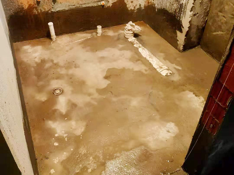 衛(wèi)生間局部翻新：衛(wèi)生間改造中水電的改造尤為重要且需要最早開(kāi)始著手，由于會(huì)涉及到浴霸采暖、燈光的線路走向、水管的入墻等問(wèn)題，所以在改造之前需制定一個(gè)詳細(xì)的水電走向設(shè)計(jì)，從而提高安全質(zhì)量以及滿足裝修業(yè)主們生活的需要。其次就是需要對(duì)其做相應(yīng)的防水處理。因?yàn)樵谌粘５募彝ブ?，衛(wèi)生間的水是處處可見(jiàn)的，非常潮濕。衛(wèi)生間內(nèi)的防水涂料是由地面延伸到墻面的，涂刷過(guò)程中精良的保證厚度均勻。還需要處理好地面和墻面交界處的各類(lèi)管件的涂刷。待防水處理完全確定后，等待地面干透就可以做后續(xù)的工程了。這里要著重提醒，衛(wèi)生間下水口位置的防水要特別處理好，保證今后的檢查與維修。