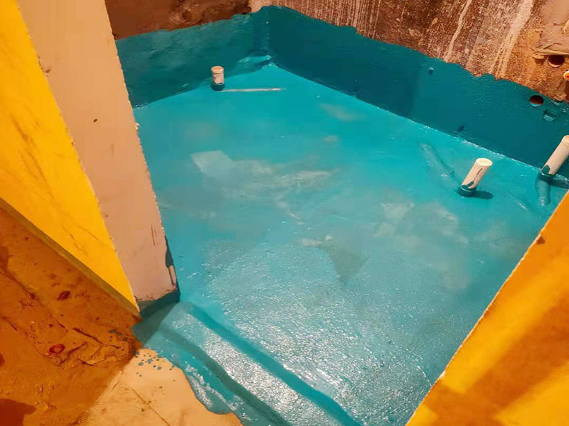 衛(wèi)生間局部翻新：衛(wèi)生間改造中水電的改造尤為重要且需要最早開(kāi)始著手，由于會(huì)涉及到浴霸采暖、燈光的線路走向、水管的入墻等問(wèn)題，所以在改造之前需制定一個(gè)詳細(xì)的水電走向設(shè)計(jì)，從而提高安全質(zhì)量以及滿足裝修業(yè)主們生活的需要。其次就是需要對(duì)其做相應(yīng)的防水處理。因?yàn)樵谌粘５募彝ブ?，衛(wèi)生間的水是處處可見(jiàn)的，非常潮濕。衛(wèi)生間內(nèi)的防水涂料是由地面延伸到墻面的，涂刷過(guò)程中精良的保證厚度均勻。還需要處理好地面和墻面交界處的各類(lèi)管件的涂刷。待防水處理完全確定后，等待地面干透就可以做后續(xù)的工程了。這里要著重提醒，衛(wèi)生間下水口位置的防水要特別處理好，保證今后的檢查與維修。