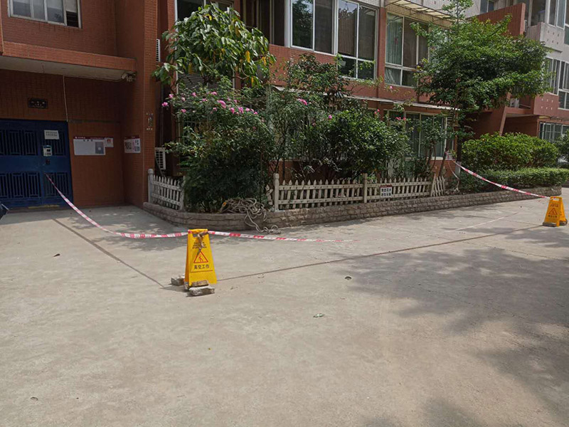 陽(yáng)臺(tái)植物拆除:將陽(yáng)臺(tái)和客廳打通。很多人想擴(kuò)大自家客廳面積，改善采光情況，因此就選擇打通陽(yáng)臺(tái)和客廳，這并不是完全不行的，但是要考慮戶型的實(shí)際情況。有的戶型陽(yáng)臺(tái)的墻是用來(lái)抗震的，如果拆掉，短期看不出問(wèn)題，但是長(zhǎng)期使用必然會(huì)影響房子的承載能力，遇到嚴(yán)重災(zāi)禍的時(shí)候，就完全無(wú)法抵抗了。