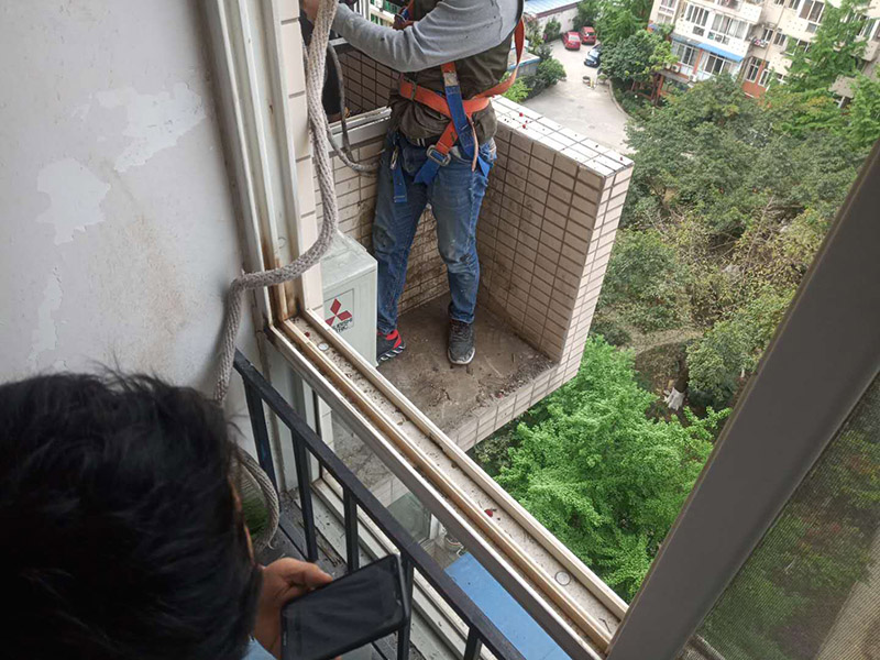 陽臺植物清理打掃：清理植物是一個很麻煩的過程，對于大型植物如芭蕉樹發(fā)財樹需要的工程量還是比較大的，所以最好將植物搬至衛(wèi)生間或者陽臺進行操作。如果家中有院子，也可以將它們搬到院子里，這樣也好方便打理，盡量避免破壞家中其他環(huán)境。 如果不想將開放式陽臺改為封閉式陽臺，可以選擇在安裝陽臺窗簾來進行阻隔。一般在灰塵很大的時候，將窗簾拉上，能夠有效緩解陽臺灰塵大的問題，而且還具有隔音的效果，一舉兩得。無框窗的設(shè)計，既能緩解封閉式陽臺的壓抑感（通風、采光沒有問題），大片的玻璃，足夠有效的阻隔灰塵臟污。  有些綠植具有除污納垢的功能，在陽臺上多養(yǎng)些這樣的綠植花卉，一方面能夠有效地緩解陽臺灰塵臟污，另一方面也改善了家居生活的環(huán)境。