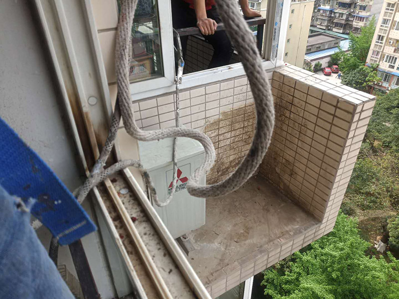 陽臺植物清理打掃：清理植物是一個很麻煩的過程，對于大型植物如芭蕉樹發(fā)財樹需要的工程量還是比較大的，所以最好將植物搬至衛(wèi)生間或者陽臺進行操作。如果家中有院子，也可以將它們搬到院子里，這樣也好方便打理，盡量避免破壞家中其他環(huán)境。 如果不想將開放式陽臺改為封閉式陽臺，可以選擇在安裝陽臺窗簾來進行阻隔。一般在灰塵很大的時候，將窗簾拉上，能夠有效緩解陽臺灰塵大的問題，而且還具有隔音的效果，一舉兩得。無框窗的設(shè)計，既能緩解封閉式陽臺的壓抑感（通風、采光沒有問題），大片的玻璃，足夠有效的阻隔灰塵臟污。  有些綠植具有除污納垢的功能，在陽臺上多養(yǎng)些這樣的綠植花卉，一方面能夠有效地緩解陽臺灰塵臟污，另一方面也改善了家居生活的環(huán)境。