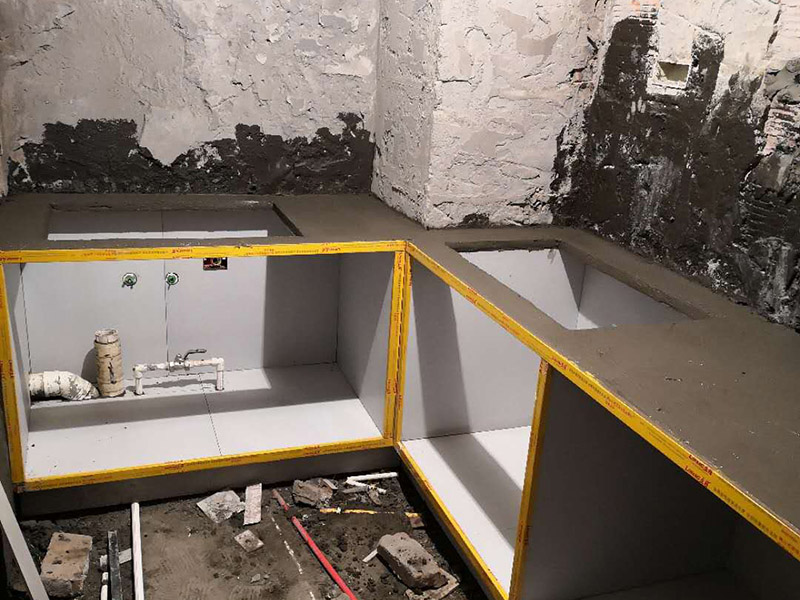 廚房櫥柜安裝：一般師傅進(jìn)場(chǎng)會(huì)先對(duì)廚房進(jìn)行初步的，打掃清理堆放的垃圾等物品方便施工。認(rèn)證負(fù)責(zé)的師傅還會(huì)用抹布等擦拭地柜吊柜遮擋部分的瓷磚（也可以安裝擺放時(shí)候同步進(jìn)行）。然后拆包裝分出中臺(tái)板門(mén)板等分類(lèi)擺放，會(huì)把拆開(kāi)的包裝紙板鋪放在要地面，在上面組裝柜體不會(huì)劃傷瓷磚及柜體。吊柜地柜組裝完畢就可以按照?qǐng)D紙擺放地柜，如果是L型或者U型，要先確定兩邊的柜子位置，最后用轉(zhuǎn)角柜來(lái)調(diào)整距離，因?yàn)樵O(shè)計(jì)師在設(shè)計(jì)時(shí)會(huì)對(duì)轉(zhuǎn)角柜和墻面尺寸做預(yù)留，轉(zhuǎn)角柜上面的調(diào)整板就是用來(lái)調(diào)整誤差尺寸的。擺放好就可以調(diào)整水平了，現(xiàn)在使用水平儀來(lái)調(diào)整居多，個(gè)人覺(jué)得水平尺更好的調(diào)整，水平儀更方便快捷。調(diào)整好就可以調(diào)整柜子位置開(kāi)關(guān)插座開(kāi)孔，連接柜體后就可以安裝吊柜了，安裝吊柜如果有高柜和臺(tái)上柜盡量高度一樣，個(gè)別情況出外。吊柜高度按照客戶(hù)身高及使用習(xí)慣來(lái)確定。