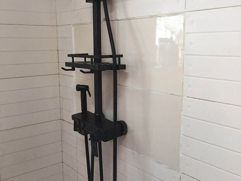 浴室花灑安裝：取出彎頭，細(xì)的那端纏上生料帶(10圈以上)，彎頭安裝到位后，安裝彎頭裝飾蓋，旋轉(zhuǎn)到位。取出閥門，切記要在進(jìn)水孔內(nèi)分別安裝防漏橡膠墊片。測試花灑閥門是否安裝正確。安裝連接桿(記得先把手持噴頭架安裝至連接桿上)。安裝連桿固定架。