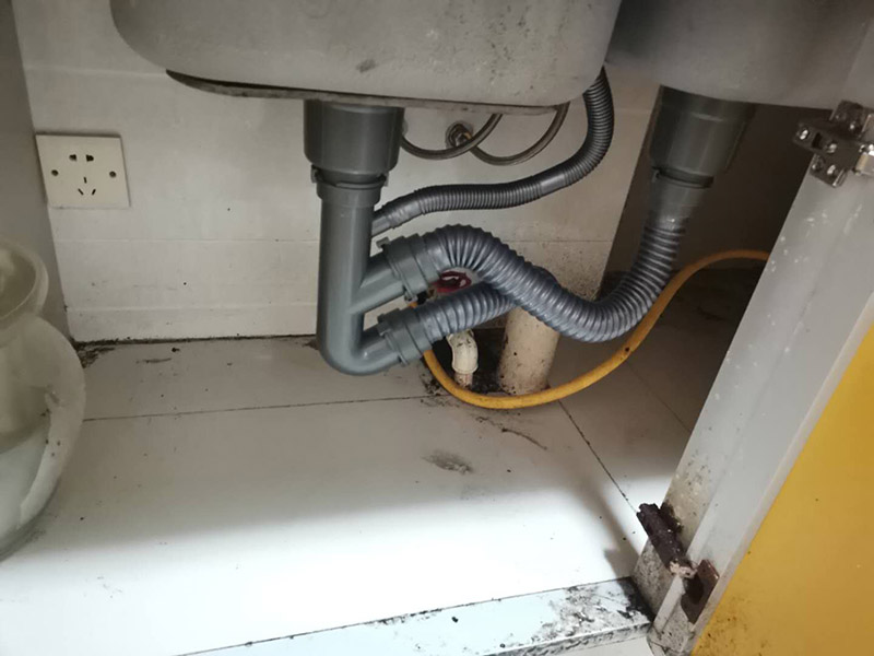 水槽下水管維修：首先，要檢查地板和屋頂是否有漏水的縫隙，廚衛(wèi)地面也要做蓄水相關(guān)的實(shí)驗(yàn)，確定不漏水之后，再檢查水管及配件是否有破損、是否牢固。安裝溢水孔的下水管。溢水孔是避免水槽向外溢水的保護(hù)孔，所以要注意其與槽體銜接處的密封性，確保溢水孔的下水管自身不漏水。安裝過濾籃的下水管。濾籃的下水管在安裝時，要注意下水管和槽體之間的銜接，切忌不牢固、密封不嚴(yán)。安裝整體的排水管。當(dāng)遇到兩個過濾籃的水槽，且兩個下水管之間的距離有近遠(yuǎn)，就需要對水管進(jìn)行切割作業(yè)，要十分留意的是每個接口的密封性。水槽放入臺面后，需要在槽體和臺面間安裝配套的掛片，將水槽安裝牢固，以避免那些細(xì)小的空隙導(dǎo)致槽體左右搖晃。進(jìn)行排水實(shí)驗(yàn)。等到基本安裝完成后，再將過濾籃也安裝好，就開始進(jìn)行排水實(shí)驗(yàn)。具體為先將水槽放滿水，測試兩個過濾籃下水及溢水孔下水的排水狀態(tài)，若發(fā)現(xiàn)有滲水現(xiàn)象，應(yīng)馬上返工。