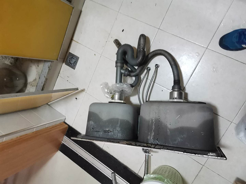 水槽下水管維修：首先，要檢查地板和屋頂是否有漏水的縫隙，廚衛(wèi)地面也要做蓄水相關(guān)的實(shí)驗(yàn)，確定不漏水之后，再檢查水管及配件是否有破損、是否牢固。安裝溢水孔的下水管。溢水孔是避免水槽向外溢水的保護(hù)孔，所以要注意其與槽體銜接處的密封性，確保溢水孔的下水管自身不漏水。安裝過濾籃的下水管。濾籃的下水管在安裝時，要注意下水管和槽體之間的銜接，切忌不牢固、密封不嚴(yán)。安裝整體的排水管。當(dāng)遇到兩個過濾籃的水槽，且兩個下水管之間的距離有近遠(yuǎn)，就需要對水管進(jìn)行切割作業(yè)，要十分留意的是每個接口的密封性。水槽放入臺面后，需要在槽體和臺面間安裝配套的掛片，將水槽安裝牢固，以避免那些細(xì)小的空隙導(dǎo)致槽體左右搖晃。進(jìn)行排水實(shí)驗(yàn)。等到基本安裝完成后，再將過濾籃也安裝好，就開始進(jìn)行排水實(shí)驗(yàn)。具體為先將水槽放滿水，測試兩個過濾籃下水及溢水孔下水的排水狀態(tài)，若發(fā)現(xiàn)有滲水現(xiàn)象，應(yīng)馬上返工。