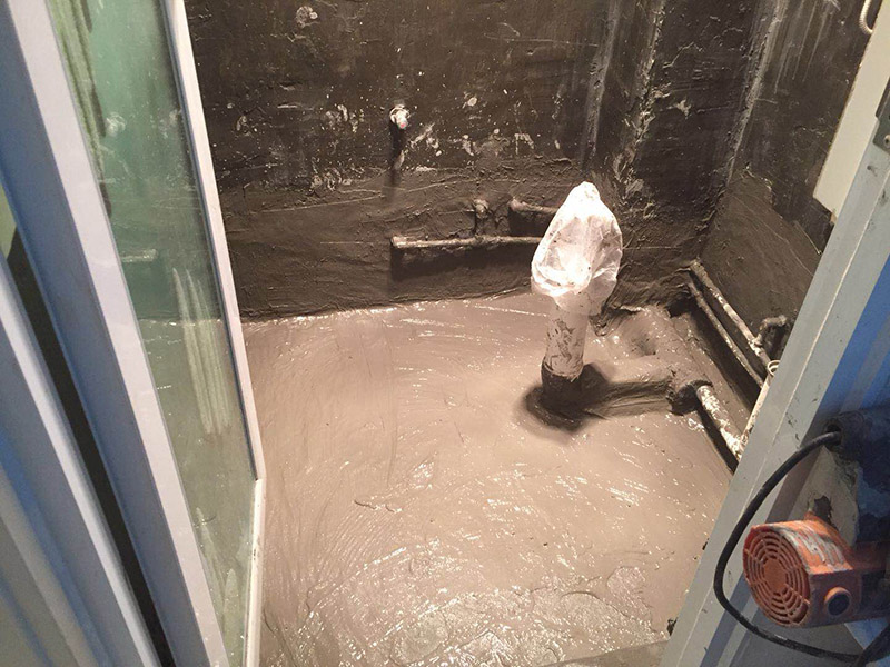 衛(wèi)生間防水施工：1、刷第一遍防水涂料，施工前確保工地干凈、干燥；2、刷第二遍防水涂料，干透后才能進行第二遍；3、在防水涂料表面鋪上保護層，覆蓋防水層；4、閉水試驗，水線不能低于2厘米；5、基層處理、清理，做找平層、二次蓄水試驗。