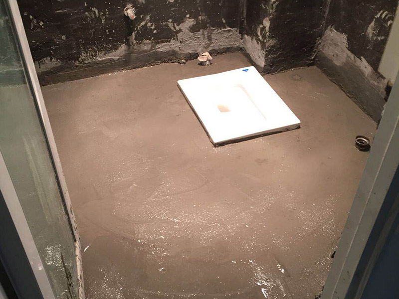 衛(wèi)生間防水施工：1、刷第一遍防水涂料，施工前確保工地干凈、干燥；2、刷第二遍防水涂料，干透后才能進行第二遍；3、在防水涂料表面鋪上保護層，覆蓋防水層；4、閉水試驗，水線不能低于2厘米；5、基層處理、清理，做找平層、二次蓄水試驗。