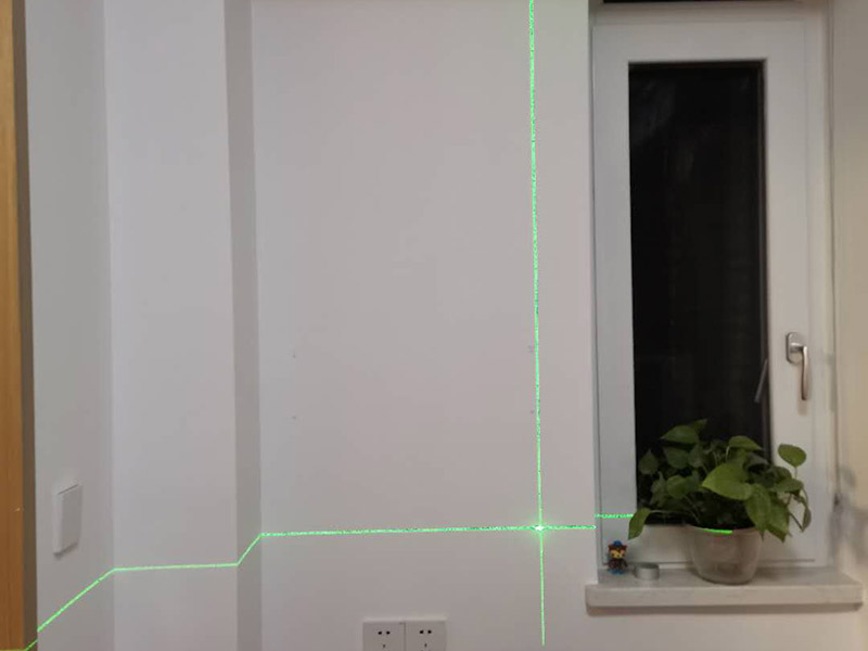 置物架安裝：測量拉線就是需要對安裝的高度、置物架的鉆孔位置進行測量匹配。選定安裝位置后，用鉛筆做上記號；拉線做好標記后，在安裝前用尺子檢查一下該平直的線是否平直;用沖擊鉆在標記號的孔位鉆孔，孔的大小要略大于用于固定的螺栓的直徑。墻體是整個居室的支撐結(jié)構，涉及到在墻面安裝，即使是很小的墻上置物架，也要考慮墻體條件。