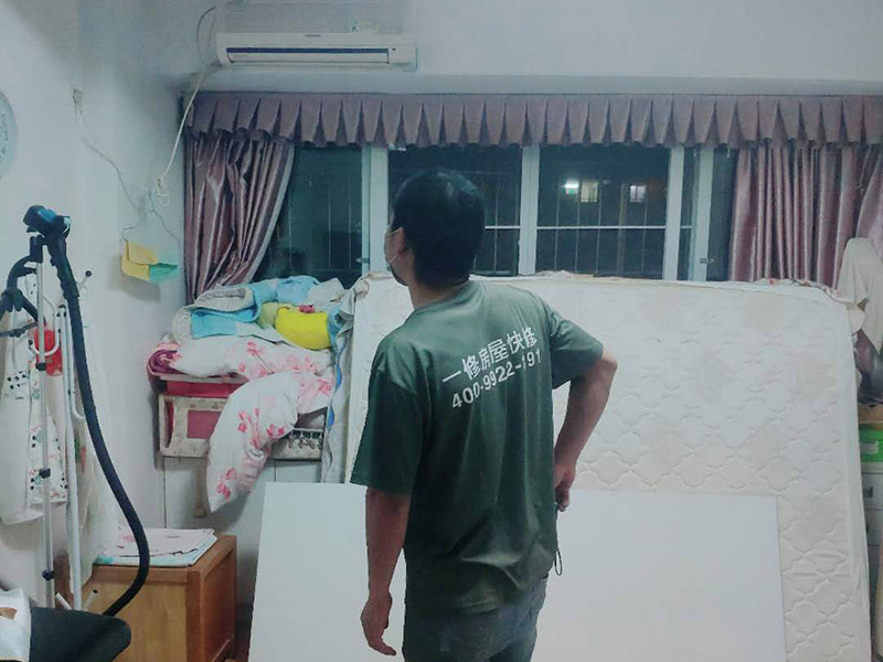 置物架安裝：測量拉線就是需要對安裝的高度、置物架的鉆孔位置進行測量匹配。選定安裝位置后，用鉛筆做上記號；拉線做好標記后，在安裝前用尺子檢查一下該平直的線是否平直;用沖擊鉆在標記號的孔位鉆孔，孔的大小要略大于用于固定的螺栓的直徑。墻體是整個居室的支撐結(jié)構，涉及到在墻面安裝，即使是很小的墻上置物架，也要考慮墻體條件。