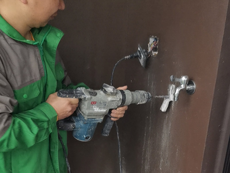 墻上打孔安裝：1、 墻體打孔時(shí)要留心來(lái)回抽插，不要為了圖速度，留神干粉卡鉆。 2、墻體打孔時(shí)鉆頭一定要穩(wěn)，不要左搖右搖，因?yàn)槟銚u的一起，相當(dāng)于加大鉆頭的摩擦力。 3、不要想一炮終究，下壓時(shí)留心力度，難打時(shí)或下降緩慢時(shí)，一定要拔出鉆頭，調(diào)查是不是有磚頭芯斷在鉆頭內(nèi)。 4、沒(méi)有水管或水源時(shí)，最佳不要用把水加在鉆頭里再打這種方法鉆洞，因?yàn)橹恍枭倭康乃脑?huà)，水會(huì)把粉末粘住，構(gòu)成稀泥。增加鉆頭的摩擦力，這時(shí)比干打或水打都艱難。 5、需要注意的是，在進(jìn)行打孔施工之前要找專(zhuān)業(yè)的打孔公司或人員，不夠?qū)I(yè)的技術(shù)人不僅可能對(duì)墻體造成損傷，有可能還會(huì)發(fā)生意外事故，對(duì)業(yè)主的利益造成威脅。