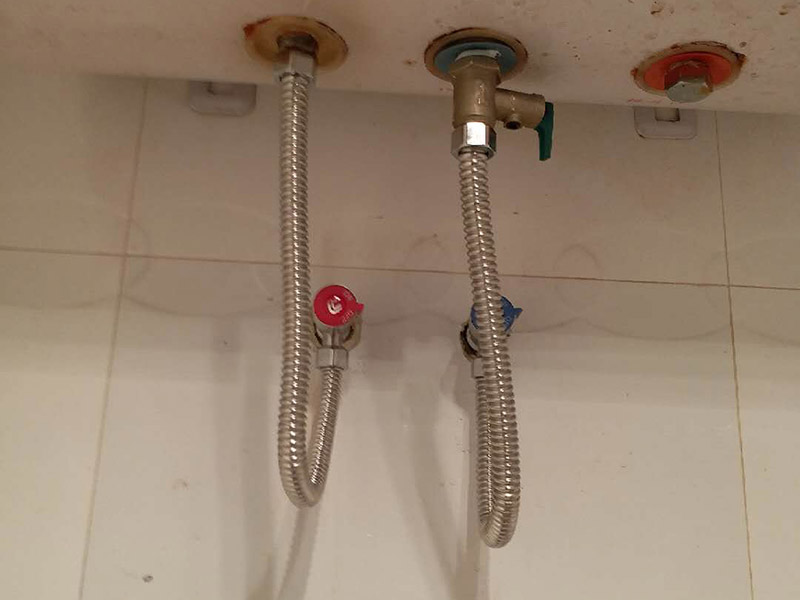 取斷絲安角閥：安裝前，應(yīng)將水管用水疏通一次，確認(rèn)水管內(nèi)無垃圾及殘?jiān)悦庥绊懲ㄋ?2.注意纏繞方向，以角閥為例，角閥在擰進(jìn)墻里內(nèi)絲螺紋的時候，是向右順時針旋轉(zhuǎn)的，那我們在角閥上纏剩料帶的方向就是向左逆時針纏繞，這樣擰角閥的時候會越擰越緊，不會松脫。 3.纏的時候要拉緊生料帶，讓生料帶緊密貼附在螺紋上，盡量緊，不要纏松了，纏完要用手轉(zhuǎn)圈壓緊，也可以一邊壓緊一邊纏。 4.至于纏繞&ldquo;幾層&rdquo;沒有硬性規(guī)定，以能旋緊、不滲漏為準(zhǔn)，但根據(jù)經(jīng)驗(yàn)，通常需要纏繞十幾圈以上才能保證密封效果。 5.擰螺紋的時候不要往死里擰，由著點(diǎn)勁，并不一定非要擰到實(shí)在擰不動才不漏，只要擰的時候手感能吃上勁就可以。