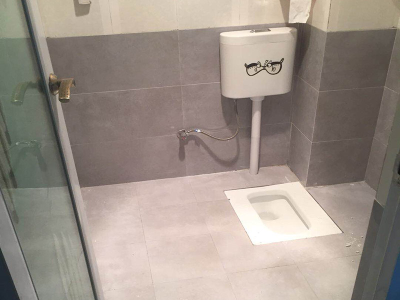 衛(wèi)生間墻面貼磚：1、 衛(wèi)生間墻面在施工前清理墻面的各類污物，用泥刀先批墻，后用水泥漿找平，防止瓷磚貼后有空鼓現(xiàn)象。 2、 衛(wèi)生間內(nèi)會防止抽風(fēng)機、安裝吊頂?shù)龋愿叨纫貏e注意，其次是墻磚與地磚的尺寸要互相對應(yīng)，不能有太大的差異，最后根據(jù)高度、尺寸與整體效果來確定鋪貼方法，如果統(tǒng)一墻面瓷磚不同，大尺寸瓷磚從下往上貼，小尺寸從上往下貼。