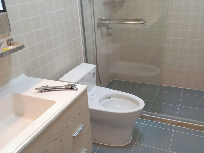 衛(wèi)生間重新做防水：我們?cè)谒⑼苛锨?，要保證衛(wèi)生間的干凈，干燥。防水涂料要刷全面，與基層結(jié)合牢固，不會(huì)出現(xiàn)氣泡，脫落等問(wèn)題。我們涂刷時(shí)，要由下至上，先墻后地涂刷。一般來(lái)說(shuō)，衛(wèi)生間的防水要做到180厘米，非淋浴墻面防水不能低于35厘米。小編建議防水統(tǒng)一做到180厘米。刷涂料不僅要注意高度，還有注意涂刷的厚度，國(guó)家規(guī)定防水涂料要涂到1.5毫米厚。防水涂料是要刷兩遍，第二遍涂料是要等第一遍涂料干透之后才能開(kāi)始刷。