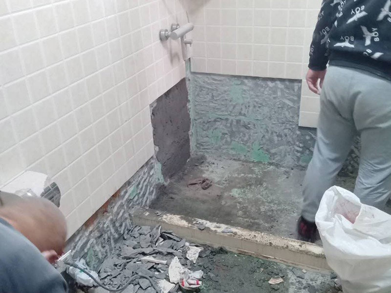 衛(wèi)生間重新做防水：我們?cè)谒⑼苛锨埃ＷC衛(wèi)生間的干凈，干燥。防水涂料要刷全面，與基層結(jié)合牢固，不會(huì)出現(xiàn)氣泡，脫落等問(wèn)題。我們涂刷時(shí)，要由下至上，先墻后地涂刷。一般來(lái)說(shuō)，衛(wèi)生間的防水要做到180厘米，非淋浴墻面防水不能低于35厘米。小編建議防水統(tǒng)一做到180厘米。刷涂料不僅要注意高度，還有注意涂刷的厚度，國(guó)家規(guī)定防水涂料要涂到1.5毫米厚。防水涂料是要刷兩遍，第二遍涂料是要等第一遍涂料干透之后才能開(kāi)始刷。