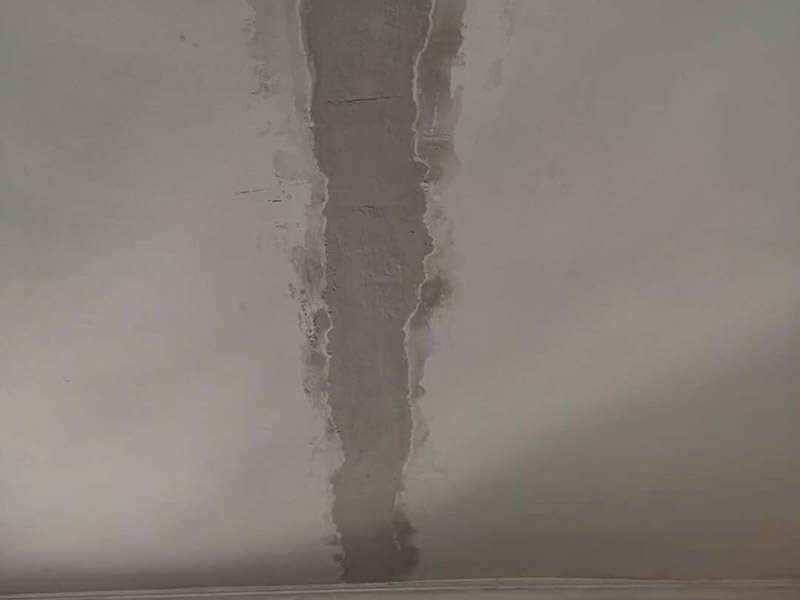 臥室屋頂裂縫維修：1、表面修補法，適用于墻面上較細較淺的裂縫，修補此種細縫只需要沿著開裂的縫隙涂抹白膠，待白膠干透之后砂紙磨平，再刷上墻面相同的油漆使顏色相同就可以了； 2、深層修復法，適用于較寬的裂縫，修補此類裂縫，需沿裂縫表面做成一個"V"字形狀的凹槽，再用基底進行修補，然后再刷墻固，找平，刷漆，這種做法一般要求鑿開比裂縫稍大的凹槽，這樣修補后的墻面不易二次開裂； 3、壓力修補法，如果出現(xiàn)的裂縫較小但是比較深，如果只用膠進行涂抹的話不會深入裂縫深處，所以要借助壓縮泵的壓力使膠體深入裂縫底層，然后在晾干刷漆就可以了。