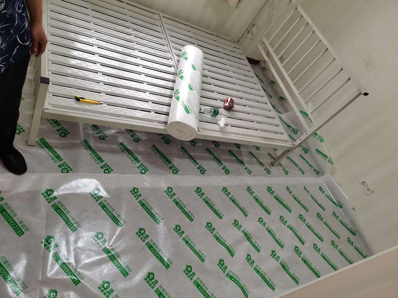 臥室墻面重新粉刷：整理墻面。用鏟刀鏟除墻面已松動的膩子層，無法用鏟刀鏟除的膩子層，用小錘子悄悄敲擊，如果沒有空鼓聲音，而且敲后仍不松動的可以保留原有的基層。清洗墻面外表的浮塵和油污等。用耐膩子對局部損壞部位進行修補完好。涂刷底漆(糯米圖植物涂料直接上底料，不需要膩子層)，待膩子層干燥固化后，涂刷1-2遍底漆。涂刷面漆。待底漆徹底干燥后，涂刷兩遍面漆。涂料涂刷時不能過量兌水，尤其是深色彩的涂料，兌水過多也許致使浮色發(fā)花等不良現(xiàn)象。