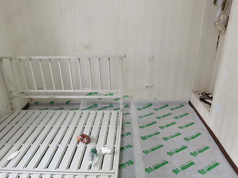 臥室墻面重新粉刷：整理墻面。用鏟刀鏟除墻面已松動的膩子層，無法用鏟刀鏟除的膩子層，用小錘子悄悄敲擊，如果沒有空鼓聲音，而且敲后仍不松動的可以保留原有的基層。清洗墻面外表的浮塵和油污等。用耐膩子對局部損壞部位進行修補完好。涂刷底漆(糯米圖植物涂料直接上底料，不需要膩子層)，待膩子層干燥固化后，涂刷1-2遍底漆。涂刷面漆。待底漆徹底干燥后，涂刷兩遍面漆。涂料涂刷時不能過量兌水，尤其是深色彩的涂料，兌水過多也許致使浮色發(fā)花等不良現(xiàn)象。