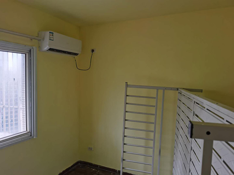 臥室墻面重新粉刷：整理墻面。用鏟刀鏟除墻面已松動的膩子層，無法用鏟刀鏟除的膩子層，用小錘子悄悄敲擊，如果沒有空鼓聲音，而且敲后仍不松動的可以保留原有的基層。清洗墻面外表的浮塵和油污等。用耐膩子對局部損壞部位進行修補完好。涂刷底漆(糯米圖植物涂料直接上底料，不需要膩子層)，待膩子層干燥固化后，涂刷1-2遍底漆。涂刷面漆。待底漆徹底干燥后，涂刷兩遍面漆。涂料涂刷時不能過量兌水，尤其是深色彩的涂料，兌水過多也許致使浮色發(fā)花等不良現(xiàn)象。