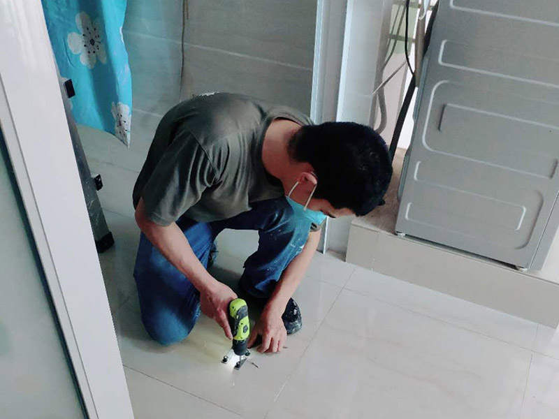 衛(wèi)生間地磚維修：首先進(jìn)行地面清掃，不打掃干凈會翹邊、空鼓的;放水平線然后分塊;地面要濕潤進(jìn)行灑水;采用兩種砂漿，打砂漿的基層，一般要進(jìn)行干鋪;地磚是不是出現(xiàn)了空鼓是很重要的;還要在磚底涂抹上漿;鋪貼的時候要用橡皮錘內(nèi)敲擊，做拉縫、容表面清理，對瓷磚進(jìn)行勾縫處理即可。最重要的是保護(hù)好成品，以防造成污染和損傷。