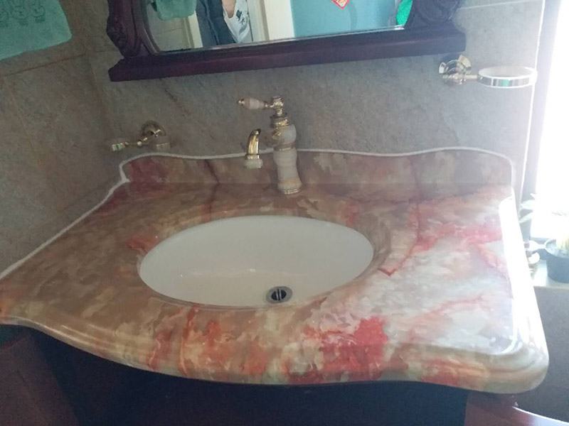 臺盆更換維修：1、出現(xiàn)水龍并沒有出水口漏水：當水龍頭內(nèi)的軸心墊片磨損會出現(xiàn)這種情況。解決辦法：根據(jù)水龍頭的大小選擇對應的鉗子將水龍頭壓蓋旋開，并用夾 子取出磨損的軸心墊片，再換上新的輔以墊片即可解決該問題。 2.水龍頭接管的接合處出現(xiàn)漏水：檢查下接管處的螺帽是否松掉。解決辦法，將螺帽擰緊或者換上新的U型密封墊. 3、龍頭拴下部縫隙漏水原因：那是因為壓蓋內(nèi)的三角密封墊磨損所引起。你可以將螺絲轉(zhuǎn)松取下拴頭，接著將壓蓋弄松取下，然后將壓蓋內(nèi)側(cè)三角密封 店取出，換上新的即可。