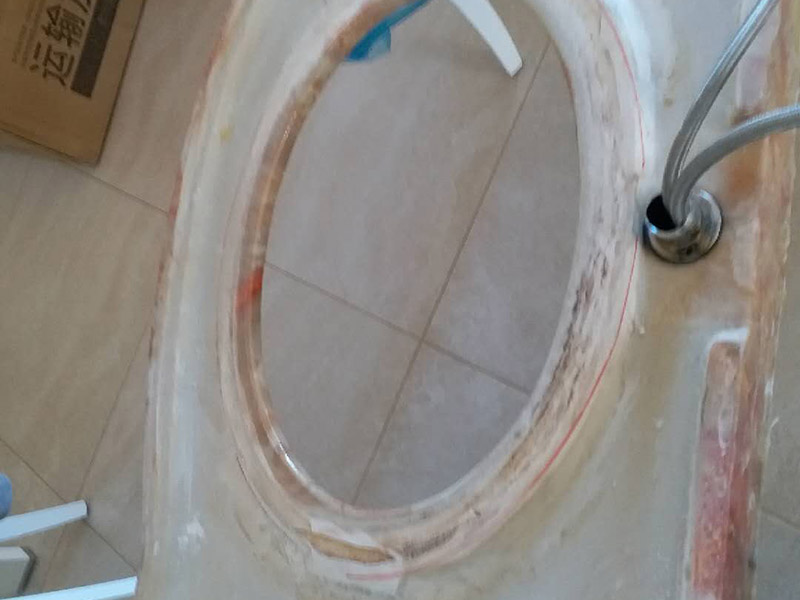 臺盆更換維修：1、出現(xiàn)水龍并沒有出水口漏水：當水龍頭內(nèi)的軸心墊片磨損會出現(xiàn)這種情況。解決辦法：根據(jù)水龍頭的大小選擇對應的鉗子將水龍頭壓蓋旋開，并用夾 子取出磨損的軸心墊片，再換上新的輔以墊片即可解決該問題。 2.水龍頭接管的接合處出現(xiàn)漏水：檢查下接管處的螺帽是否松掉。解決辦法，將螺帽擰緊或者換上新的U型密封墊. 3、龍頭拴下部縫隙漏水原因：那是因為壓蓋內(nèi)的三角密封墊磨損所引起。你可以將螺絲轉(zhuǎn)松取下拴頭，接著將壓蓋弄松取下，然后將壓蓋內(nèi)側(cè)三角密封 店取出，換上新的即可。