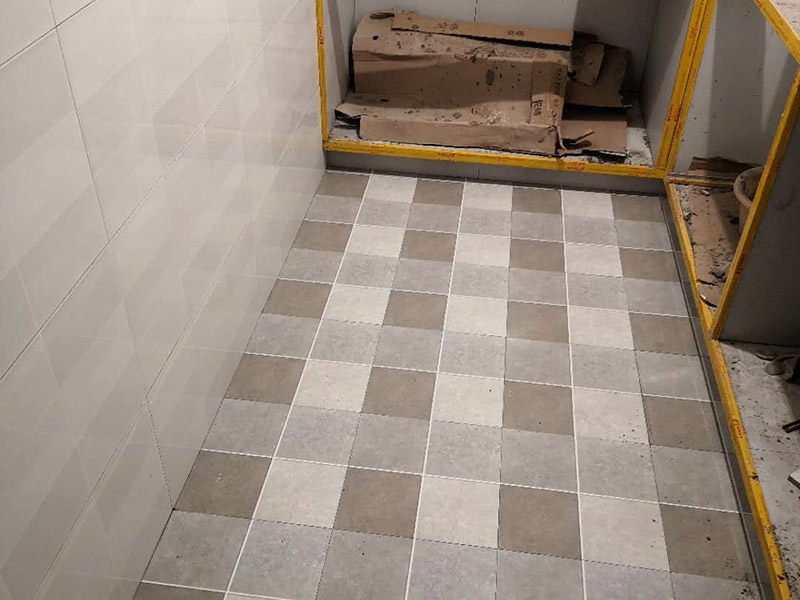 廚房地面地磚安裝：一般地磚有干鋪和濕鋪兩種,一般是鋪的優(yōu)點(diǎn)是單核的比知較結(jié)實(shí)一些缺點(diǎn)就是大塊的地磚容易切工不容易找平道兒干鋪的就比較容易找平了也不容易貼空，但是干鋪版的強(qiáng)度沒(méi)有濕鋪的好一些，所以一般情況下選擇是濕鋪是比較好的一種鋪地磚權(quán)的方法。