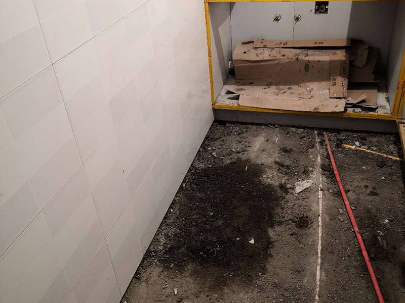 廚房地面地磚安裝：一般地磚有干鋪和濕鋪兩種,一般是鋪的優(yōu)點(diǎn)是單核的比知較結(jié)實(shí)一些缺點(diǎn)就是大塊的地磚容易切工不容易找平道兒干鋪的就比較容易找平了也不容易貼空，但是干鋪版的強(qiáng)度沒(méi)有濕鋪的好一些，所以一般情況下選擇是濕鋪是比較好的一種鋪地磚權(quán)的方法。