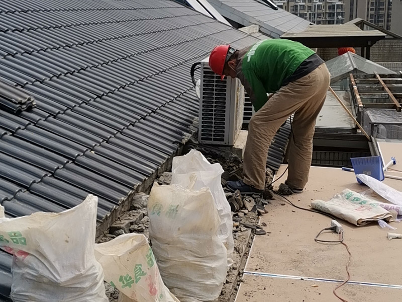 屋頂局部拆除：首先我們需要對(duì)屋頂進(jìn)行檢查，查找漏水的原因的由管道，防水層，還是接縫裂縫引起的。找到屋頂漏水的原因了才好對(duì)應(yīng)方法進(jìn)行修補(bǔ)。如果屋頂以前沒(méi)有做過(guò)防水，是新的水泥樓頂，那最好全面的做一次整體防水。選擇質(zhì)量較好的聚酯防水涂料或者聚酯防水卷材。如果以前做過(guò)防水，且時(shí)間較久，那么可能防水層已經(jīng)基本失去作用了，只能重新再做一遍。