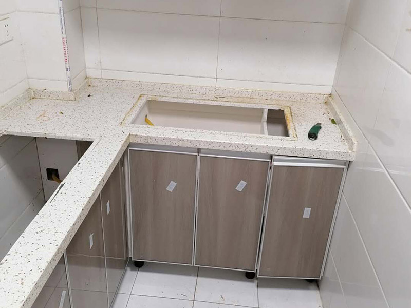 主水管漏水維修，櫥柜安裝：把漏水的管子拆卸下來，或者更換掉，用PVC專用膠水涂抹以后直接接上就行了，用生料帶以及黑膠布是不能阻止漏水的。   如果漏水不是很厲害的話，在管子的外面、漏水的地方用玻璃膠涂抹也行，但前提是，涂抹玻璃膠的時候，管子必須是干的。