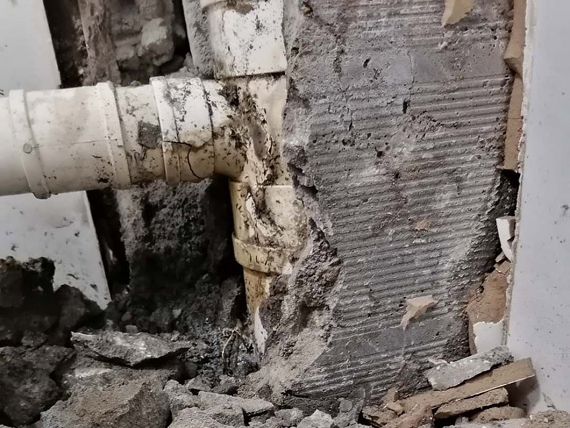 主水管漏水維修，櫥柜安裝：把漏水的管子拆卸下來，或者更換掉，用PVC專用膠水涂抹以后直接接上就行了，用生料帶以及黑膠布是不能阻止漏水的。   如果漏水不是很厲害的話，在管子的外面、漏水的地方用玻璃膠涂抹也行，但前提是，涂抹玻璃膠的時候，管子必須是干的。