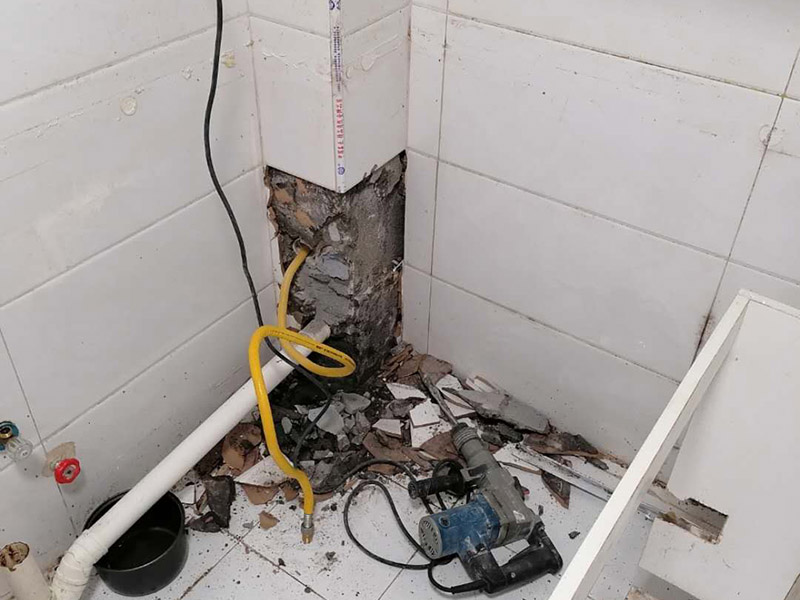 主水管漏水維修，櫥柜安裝：把漏水的管子拆卸下來，或者更換掉，用PVC專用膠水涂抹以后直接接上就行了，用生料帶以及黑膠布是不能阻止漏水的。   如果漏水不是很厲害的話，在管子的外面、漏水的地方用玻璃膠涂抹也行，但前提是，涂抹玻璃膠的時候，管子必須是干的。