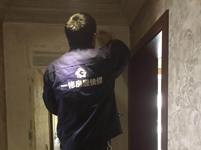 墻紙維修翻新：墻紙墻布鋪貼前，必須檢查墻面要干凈平整，墻體、墻皮表面無(wú)空鼓或松動(dòng)脫落。如果有墻面8大問(wèn)題，修復(fù)處理好墻體基底層?；さ雀赏福瑫r(shí)間為2小時(shí)-4小時(shí)。再一面墻陰角處開(kāi)始滾刷糯米膠，滾刷好一面墻（上下粉刷均勻）后才開(kāi)始貼墻布。墻紙墻布沿墻面放置，無(wú)縫接縫的必須上高度和墻面高度一致，對(duì)花拼接的墻紙墻布考慮好花樣、紋理的方向。