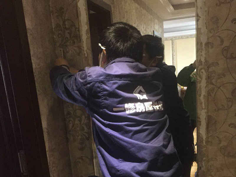 墻紙維修翻新：墻紙墻布鋪貼前，必須檢查墻面要干凈平整，墻體、墻皮表面無(wú)空鼓或松動(dòng)脫落。如果有墻面8大問(wèn)題，修復(fù)處理好墻體基底層。基膜等干透，時(shí)間為2小時(shí)-4小時(shí)。再一面墻陰角處開(kāi)始滾刷糯米膠，滾刷好一面墻（上下粉刷均勻）后才開(kāi)始貼墻布。墻紙墻布沿墻面放置，無(wú)縫接縫的必須上高度和墻面高度一致，對(duì)花拼接的墻紙墻布考慮好花樣、紋理的方向。