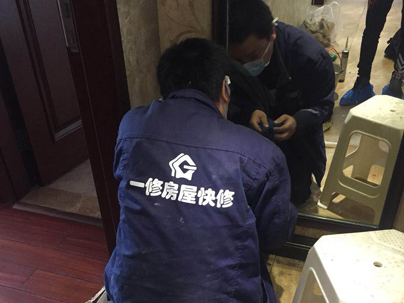 墻紙維修翻新：墻紙墻布鋪貼前，必須檢查墻面要干凈平整，墻體、墻皮表面無(wú)空鼓或松動(dòng)脫落。如果有墻面8大問(wèn)題，修復(fù)處理好墻體基底層?；さ雀赏?，時(shí)間為2小時(shí)-4小時(shí)。再一面墻陰角處開(kāi)始滾刷糯米膠，滾刷好一面墻（上下粉刷均勻）后才開(kāi)始貼墻布。墻紙墻布沿墻面放置，無(wú)縫接縫的必須上高度和墻面高度一致，對(duì)花拼接的墻紙墻布考慮好花樣、紋理的方向。