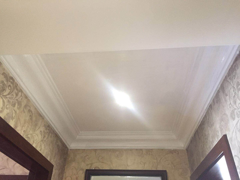 墻紙維修翻新：墻紙墻布鋪貼前，必須檢查墻面要干凈平整，墻體、墻皮表面無(wú)空鼓或松動(dòng)脫落。如果有墻面8大問(wèn)題，修復(fù)處理好墻體基底層。基膜等干透，時(shí)間為2小時(shí)-4小時(shí)。再一面墻陰角處開(kāi)始滾刷糯米膠，滾刷好一面墻（上下粉刷均勻）后才開(kāi)始貼墻布。墻紙墻布沿墻面放置，無(wú)縫接縫的必須上高度和墻面高度一致，對(duì)花拼接的墻紙墻布考慮好花樣、紋理的方向。