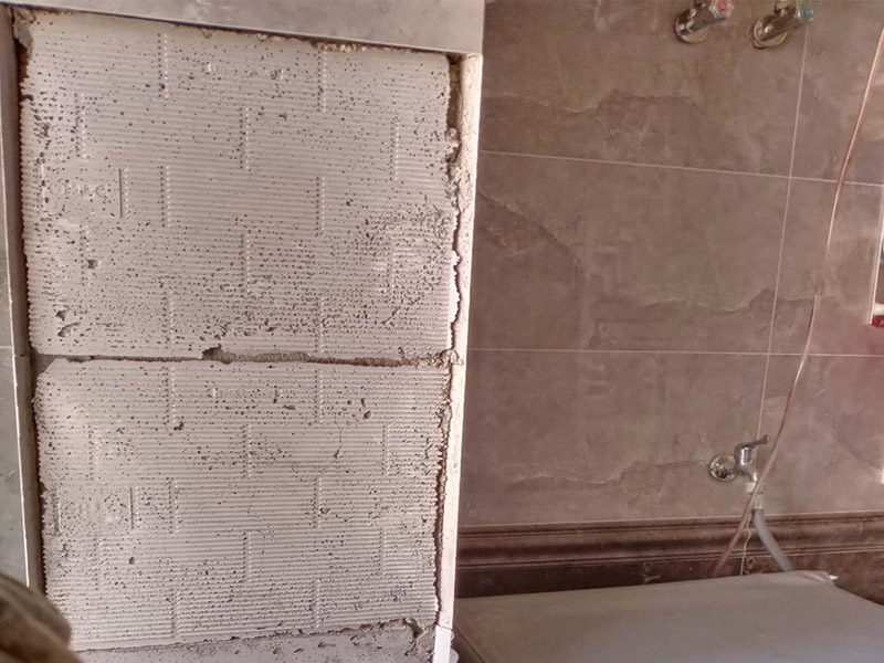 瓷磚修補(bǔ)維修：瓷磚的中間位置出現(xiàn)空鼓情況，這種情況就需要將這塊瓷磚撬下來(lái)重新鋪設(shè)了。具體要采取從瓷磚中間部分開(kāi)砸，但是不能從中間直接砸，可以使用小型水鉆先開(kāi)個(gè)孔，再使用工具慢慢的向四周蔓延的方式來(lái)撬開(kāi)瓷磚，避免將周邊的額瓷磚損壞。如果超過(guò)1/3的鋪裝面積都存在空鼓，則需要把整面瓷磚全部撬掉重新鋪裝。如果空鼓程度較嚴(yán)重、瓷磚已經(jīng)完全松動(dòng)甚至脫落，說(shuō)明瓷磚下的水泥砂漿層與墻面基層(或地面基層)也發(fā)生了松動(dòng)&ldquo;脫層&rdquo;，此時(shí)可以用鏟刀等工具清理掉水泥砂漿層，重新涂抹水泥砂漿后鋪貼瓷磚。