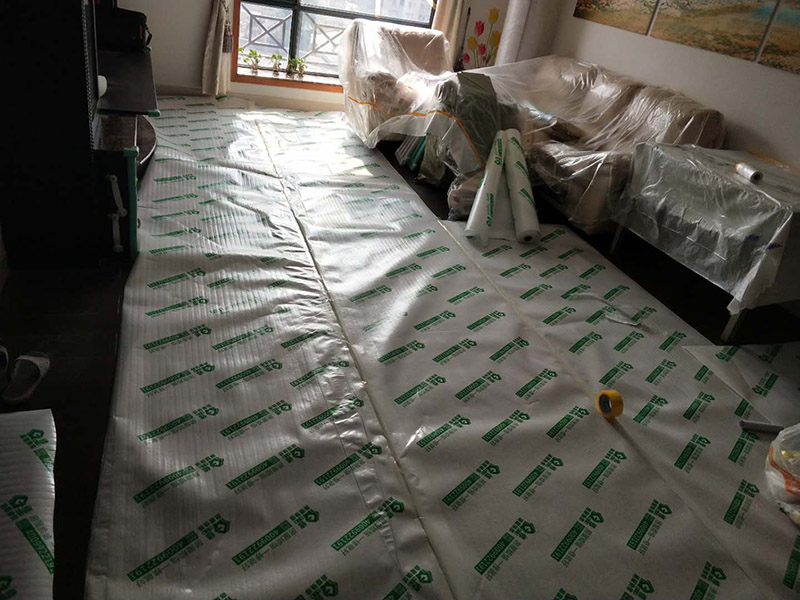 入戶門及地面家具保護(hù)：各種裝修物料的進(jìn)場以及各種建筑裝修垃圾的清理，都會經(jīng)過入戶門，這些物品在搬運(yùn)的過程中，與入戶門發(fā)生磕碰、摩擦的機(jī)率大大增加，所以，第一個(gè)需要做好成品保護(hù)的地方就是我們的入戶門。建議：在裝修開工前直到家具進(jìn)場期間，都需要對入戶門進(jìn)行保護(hù)。對于這一點(diǎn)，可以使用成品保護(hù)膜將門包裹。瓷磚、地板的鋪裝，也屬于基礎(chǔ)裝修的部分，經(jīng)常發(fā)現(xiàn)瓷磚施工時(shí)和施工后都沒有做成品保護(hù)工作，具體的表現(xiàn)有：瓷磚邊鋪邊勾縫、在剛鋪的瓷道磚、地板上堆放雜物、剛鋪的瓷磚就在上面走動(dòng)踩踏、地面瓷磚、地板沒有使用成品保護(hù)膜覆蓋等，這些都會影響瓷磚的鋪貼效果，造成瓷磚的施工質(zhì)量問題。