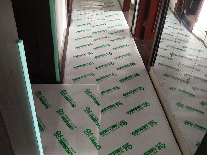 入戶門及地面家具保護(hù)：各種裝修物料的進(jìn)場以及各種建筑裝修垃圾的清理，都會經(jīng)過入戶門，這些物品在搬運(yùn)的過程中，與入戶門發(fā)生磕碰、摩擦的機(jī)率大大增加，所以，第一個(gè)需要做好成品保護(hù)的地方就是我們的入戶門。建議：在裝修開工前直到家具進(jìn)場期間，都需要對入戶門進(jìn)行保護(hù)。對于這一點(diǎn)，可以使用成品保護(hù)膜將門包裹。瓷磚、地板的鋪裝，也屬于基礎(chǔ)裝修的部分，經(jīng)常發(fā)現(xiàn)瓷磚施工時(shí)和施工后都沒有做成品保護(hù)工作，具體的表現(xiàn)有：瓷磚邊鋪邊勾縫、在剛鋪的瓷道磚、地板上堆放雜物、剛鋪的瓷磚就在上面走動(dòng)踩踏、地面瓷磚、地板沒有使用成品保護(hù)膜覆蓋等，這些都會影響瓷磚的鋪貼效果，造成瓷磚的施工質(zhì)量問題。