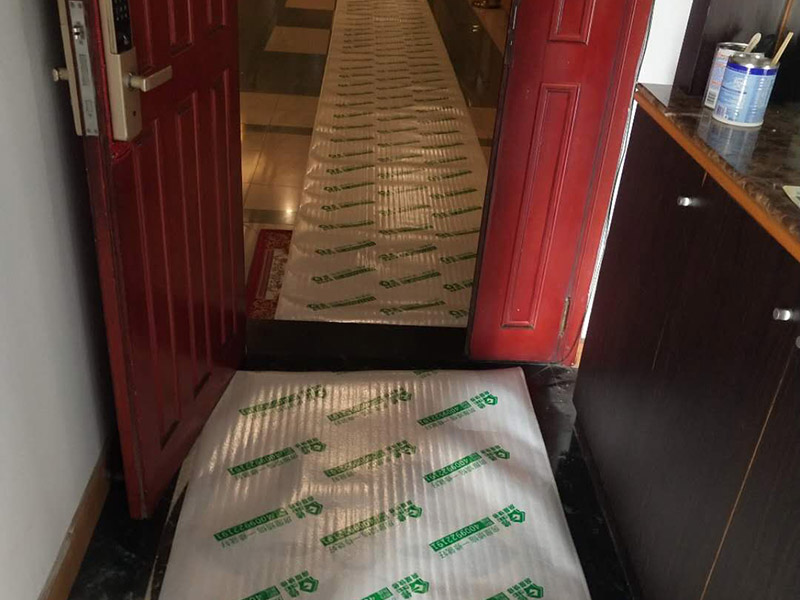 入戶門及地面家具保護(hù)：各種裝修物料的進(jìn)場以及各種建筑裝修垃圾的清理，都會經(jīng)過入戶門，這些物品在搬運(yùn)的過程中，與入戶門發(fā)生磕碰、摩擦的機(jī)率大大增加，所以，第一個(gè)需要做好成品保護(hù)的地方就是我們的入戶門。建議：在裝修開工前直到家具進(jìn)場期間，都需要對入戶門進(jìn)行保護(hù)。對于這一點(diǎn)，可以使用成品保護(hù)膜將門包裹。瓷磚、地板的鋪裝，也屬于基礎(chǔ)裝修的部分，經(jīng)常發(fā)現(xiàn)瓷磚施工時(shí)和施工后都沒有做成品保護(hù)工作，具體的表現(xiàn)有：瓷磚邊鋪邊勾縫、在剛鋪的瓷道磚、地板上堆放雜物、剛鋪的瓷磚就在上面走動(dòng)踩踏、地面瓷磚、地板沒有使用成品保護(hù)膜覆蓋等，這些都會影響瓷磚的鋪貼效果，造成瓷磚的施工質(zhì)量問題。