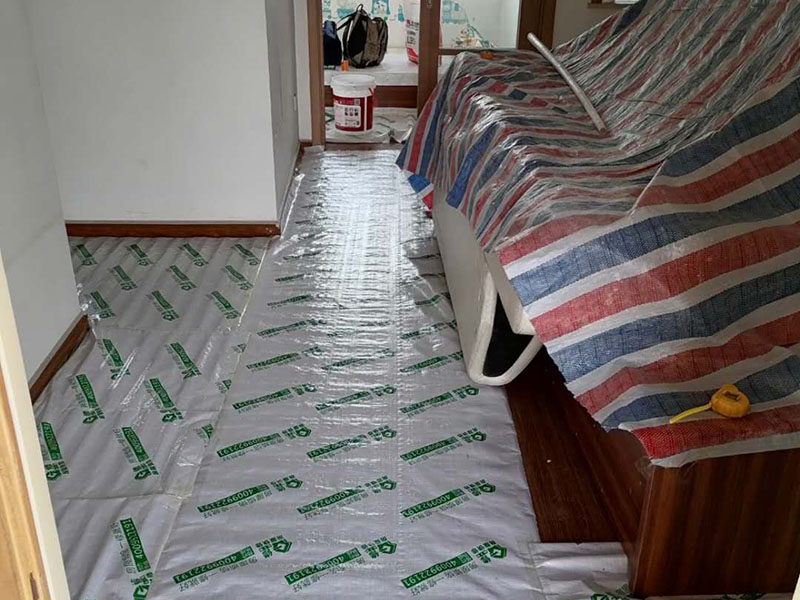 地面保護措施：各種裝修物料的進場以及各種建筑裝修垃圾的清理，都會經(jīng)過入戶門，這些物品在搬運的過程中，難免會和入戶門發(fā)生磕碰，造成入戶門的磕碰劃傷，所以，第一個需要做好成品保護的地方就是入戶門。 做法：在裝修開工前直到家具進場期間，都需要對入戶門進行保護！可以使用成品保護膜將門包裹。地面瓷磚鋪貼完后，用成品保護膜覆蓋磚面，既可以防止裝修時的沙子磨傷地面，同時也能有效地防止油漆涂料等有色液體滴落磚面，造成地面污染。在進行木門、櫥柜、家具等的相關(guān)的安裝或組裝的過程中，成品保護主要體現(xiàn)在兩個方面：一是原有的墻面、地面裝飾的保護，盡量避免因為這些安裝工程對已裝的部分造成破壞；二是安裝的物品本身的保護，注意不要在安裝過程中造成磕碰、劃傷等損傷。