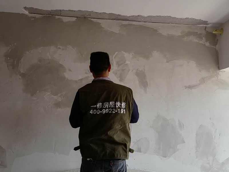 墻面乳膠漆翻新：如果原墻面只是簡(jiǎn)單的變舊沒有剝離現(xiàn)象，可以直接清理干凈，用滾刷或噴涂機(jī)zhidao滾（噴）一遍云泉水性漆，等干透然后在上二遍就OK了！ 如果有裂縫或爆皮的，需要清理干凈浮塵再用鏟除墻面，有坑不內(nèi)平處用石膏找平，有裂縫的用布袋或網(wǎng)刷乳白膠粘貼到裂縫處，裂縫處需要刮兩遍膩?zhàn)拥谝槐槭菫榱损ぷ〔即途W(wǎng)容，第二遍找平，最后墻面一定要平整，然后再刷云泉水性漆就可以了！也是刷兩遍就OK了！