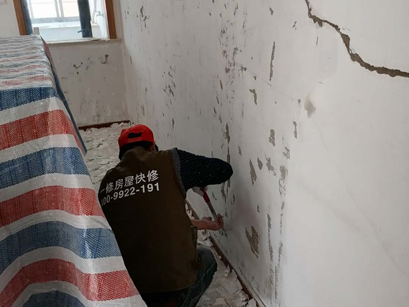 墻面乳膠漆翻新：如果原墻面只是簡(jiǎn)單的變舊沒有剝離現(xiàn)象，可以直接清理干凈，用滾刷或噴涂機(jī)zhidao滾（噴）一遍云泉水性漆，等干透然后在上二遍就OK了！ 如果有裂縫或爆皮的，需要清理干凈浮塵再用鏟除墻面，有坑不內(nèi)平處用石膏找平，有裂縫的用布袋或網(wǎng)刷乳白膠粘貼到裂縫處，裂縫處需要刮兩遍膩?zhàn)拥谝槐槭菫榱损ぷ〔即途W(wǎng)容，第二遍找平，最后墻面一定要平整，然后再刷云泉水性漆就可以了！也是刷兩遍就OK了！