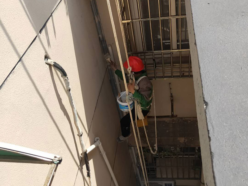 外墻窗戶防水維修：滴水檐遭破壞：窗戶洞口都有滴水檐，在改造陽臺之時(shí)，有的業(yè)主將窗戶外移，壓到滴水檐上，飄雨就會進(jìn)到窗框和墻體的縫中，從窗戶上部往里洇水。 解決方案：在洞口處加裝滴水檐(通過連接件或者打膠鼓包等多種形式)，使水能順利往外排。 排水孔被堵：塑鋼窗底部都設(shè)有排水孔，但安裝時(shí)不留意就會被堵住，一旦出現(xiàn)大雨，窗框里的存水會從安裝脹栓處往內(nèi)滲水。 解決方案：查看窗戶是否是通過打脹栓的方式連接的，如果是可臨時(shí)往里加膠起到密封作用，待雨季過后起出重新打膠。若是固定在玻璃下面，還得待雨季過后，把玻璃起開，清出窗框內(nèi)的存水后再重新施膠。