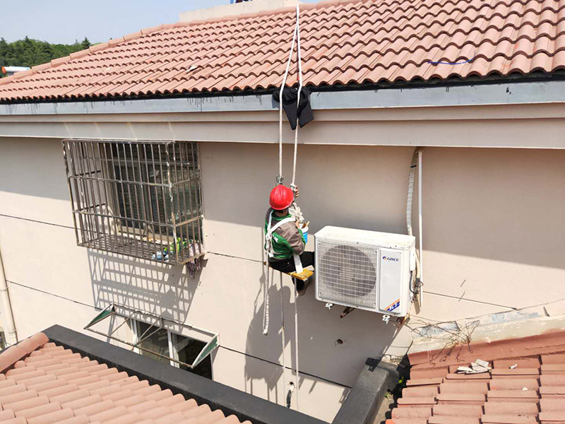 外墻窗戶防水維修：滴水檐遭破壞：窗戶洞口都有滴水檐，在改造陽臺之時(shí)，有的業(yè)主將窗戶外移，壓到滴水檐上，飄雨就會進(jìn)到窗框和墻體的縫中，從窗戶上部往里洇水。 解決方案：在洞口處加裝滴水檐(通過連接件或者打膠鼓包等多種形式)，使水能順利往外排。 排水孔被堵：塑鋼窗底部都設(shè)有排水孔，但安裝時(shí)不留意就會被堵住，一旦出現(xiàn)大雨，窗框里的存水會從安裝脹栓處往內(nèi)滲水。 解決方案：查看窗戶是否是通過打脹栓的方式連接的，如果是可臨時(shí)往里加膠起到密封作用，待雨季過后起出重新打膠。若是固定在玻璃下面，還得待雨季過后，把玻璃起開，清出窗框內(nèi)的存水后再重新施膠。