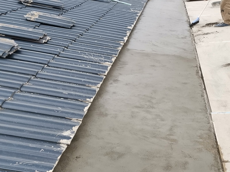 屋頂找平施工：基層處理&rarr;灑水濕潤&rarr;找標高、抹灰餅、沖筋&rarr;攪拌砂漿&rarr;刷水泥漿結(jié)合層&rarr;鋪水泥砂漿面層&rarr;抹光機抹光&rarr;木抹子搓平&rarr;鐵抹子壓光（根據(jù)下個構(gòu)造層次決定做法）&rarr;分隔縫切割&rarr;養(yǎng)護&rarr;驗收。 清理結(jié)構(gòu)層、保溫層上面的松散雜物，凸出基層表面的硬物應(yīng)剔平掃凈;抹找坡層前，宜對基層灑水濕潤;突出屋面的管道、支架等根部，應(yīng)用細石混凝土堵實和固定;對不易與找平層結(jié)合的基層應(yīng)做界面處理。