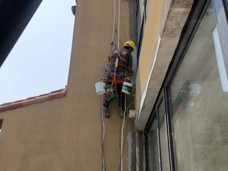 外墻修補維修：1、專業(yè)人員刷滲透劑涂刷第三遍，墻面檢查、晾干、涂刷第二處，發(fā)現(xiàn)裂縫再涂刷滲透劑、裂縫全部處理完。 填、涂 晾干 2、 由專業(yè)人員在樓層屋面上將吊索固定后，山墻頂部開始向下逐一對外墻面進行檢查 3、 發(fā)現(xiàn)外墻磚和灰縫有微小裂 縫，即用滲透劑對裂縫處上下左右各0.3 米范圍 內(nèi)進行立涂刷處理。每處裂縫處理不少于2遍，且處理前墻面必須干燥。