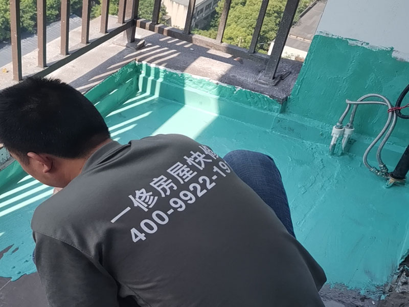 陽臺防水施工：先用鏟刀和笤帚及工具將陽臺基層表面的突起物、砂漿和疙瘩等鏟除并將塵土雜物清掃干凈，對陰陽角、管根、地漏等部位應(yīng)認(rèn)真清理。 對陽臺地漏、管根、陰陽角等易發(fā)生漏水的部位，應(yīng)進(jìn)行特殊加強(qiáng)處理。 細(xì)部附加層：在地漏、管根、陰陽角和出入口等易發(fā)生漏水的薄弱部位，可增加一層剛性防水，剛性防水寬度應(yīng)不小于100mm，搭接寬度應(yīng)不小于100mm。然后涂刷家裝專用防水涂料。 將配制好的防水涂料均勻涂刷在基層表面，涂刷量以0.8&mdash;1.0kg/㎡每遍為宜，直至防水合格為止，家裝防水要求一般為1.0mm左右。